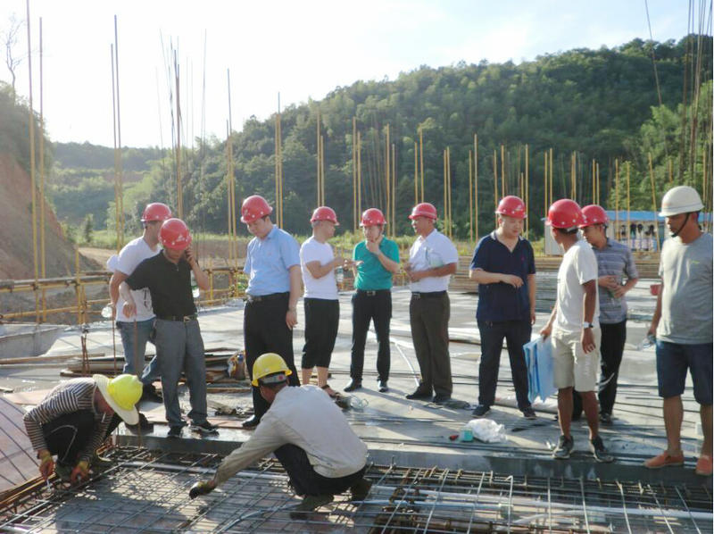 校领导督查在建工程