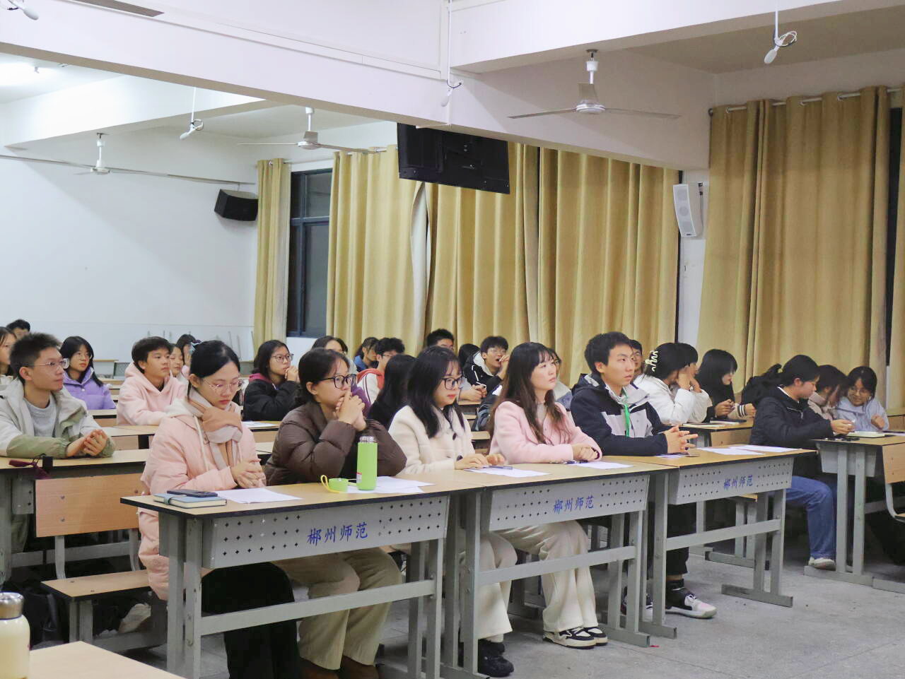 湘南幼专小学教育学院华人策略社区办“拼搏体育路，绽放生命光”主题摄影比赛